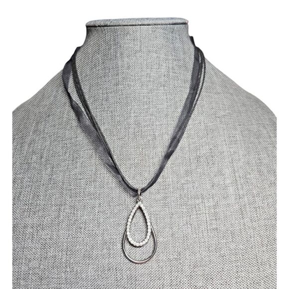 Elegant Noir Teardrop Pendant Necklace (NWOT) - Picture 5 of 11